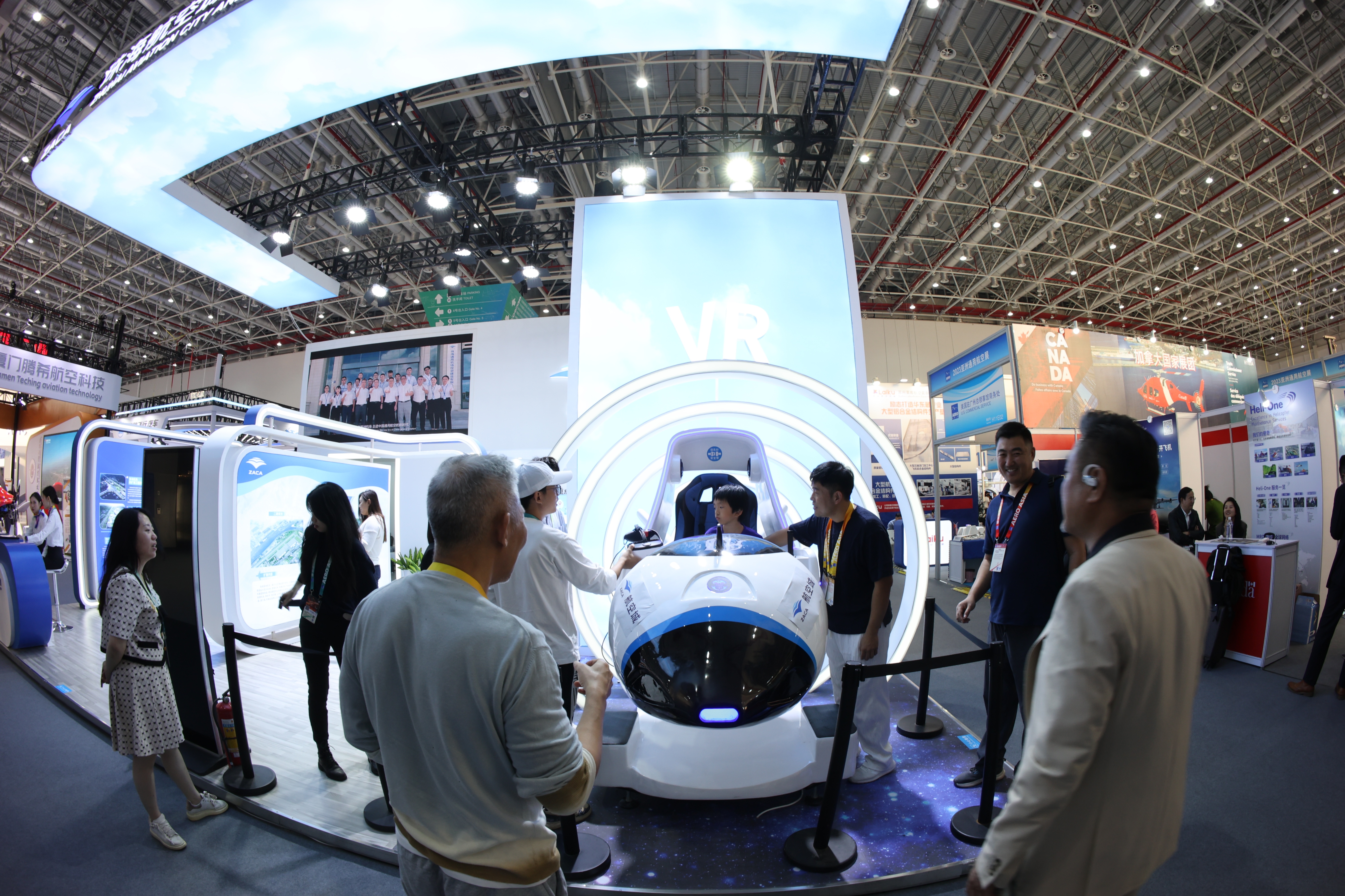 一批特色机型吸引参展观众目光。 一批特色机型吸引参展观众目光。