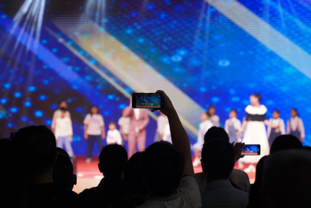 举起手机拍下精彩瞬间，新会陈皮主题音乐节让观众流连忘返。