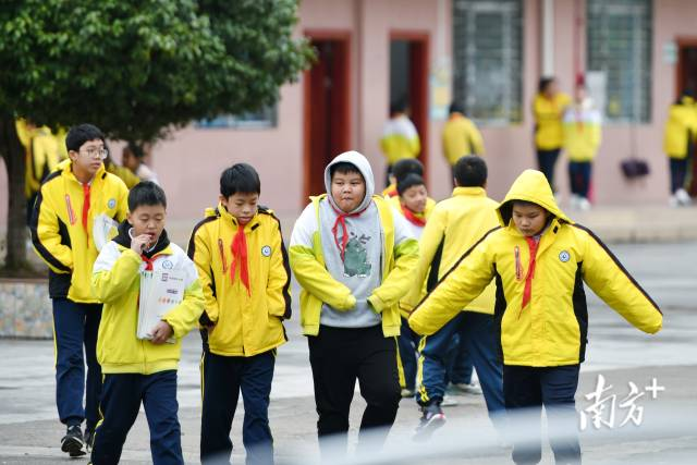 11月14日清晨，受冷空气影响，连南气温低至9℃，课间活动的同学们已穿上厚厚的衣服。
