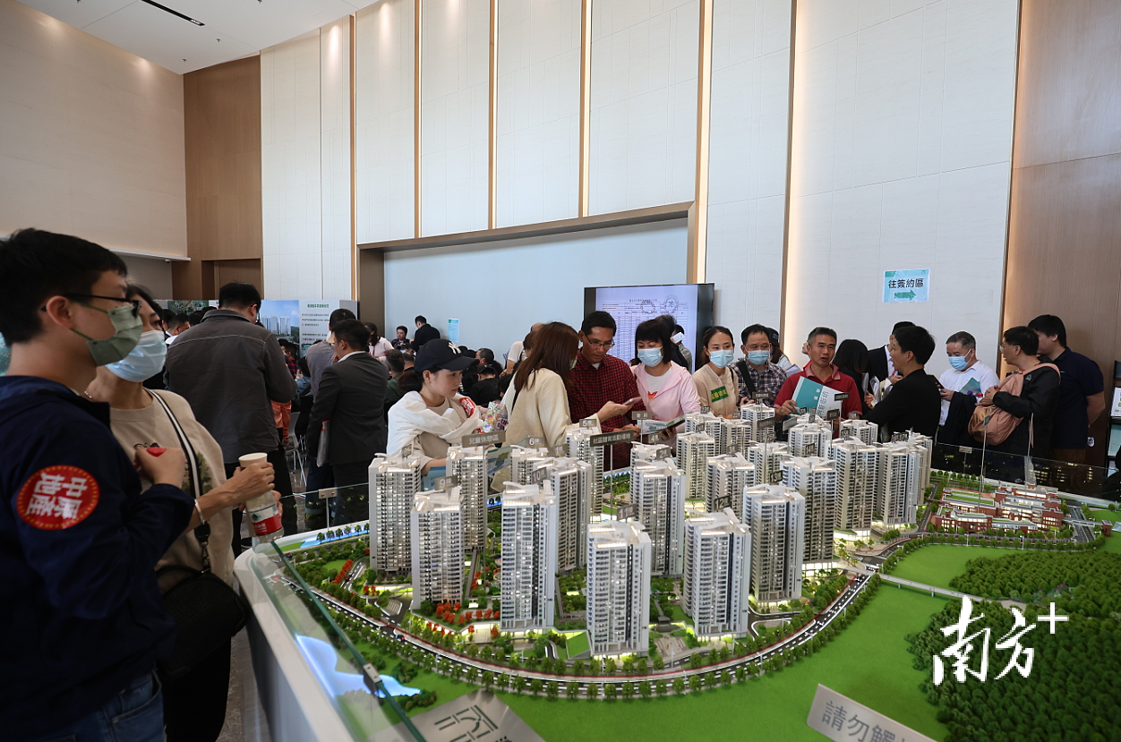 不少澳门居民围站在沙盘前,挑选心仪的楼栋。 不少澳门居民围站在沙盘前,挑选心仪的楼栋。