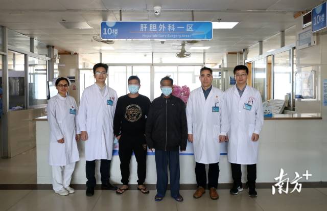 患者及其家人在出院时与肝胆外科医务人员合影留念。