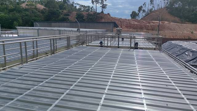 天种牧业在第一轮整改中将环保区各功能池加盖密封。