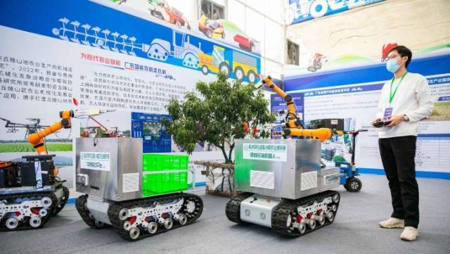 佛山市中科农业机器人与智慧农业创新研究院的采摘和运输机器人