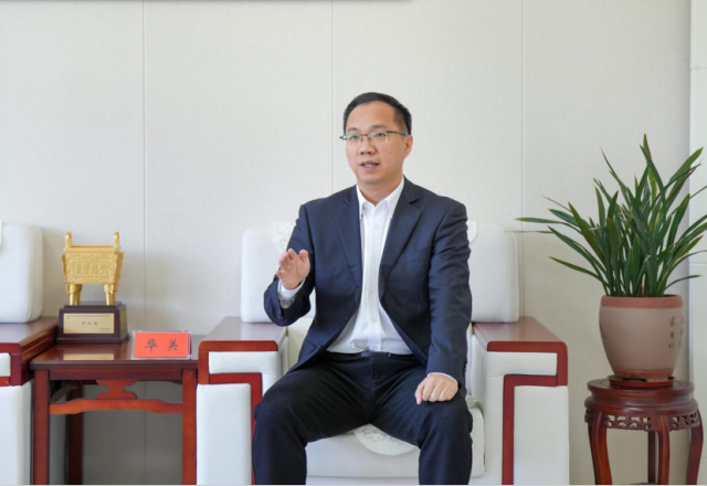 始兴县委书记华关