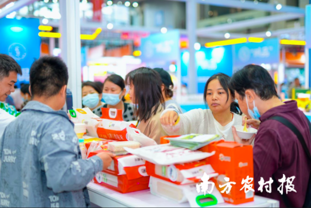 市民在现场试吃清远丝苗米。