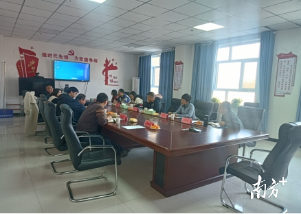  专家组在疏附县疾控中心座谈交流地方病防治工作经验。