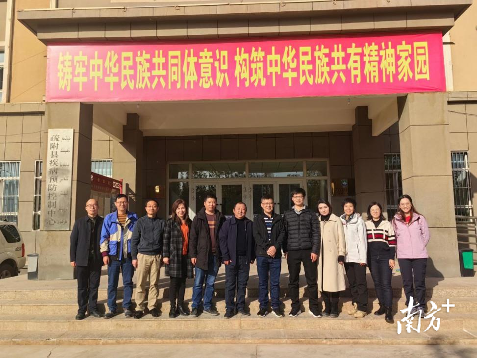  广州市疾病预防控制中心陈守义博士带领专家组到疏附交流。中心专家作交