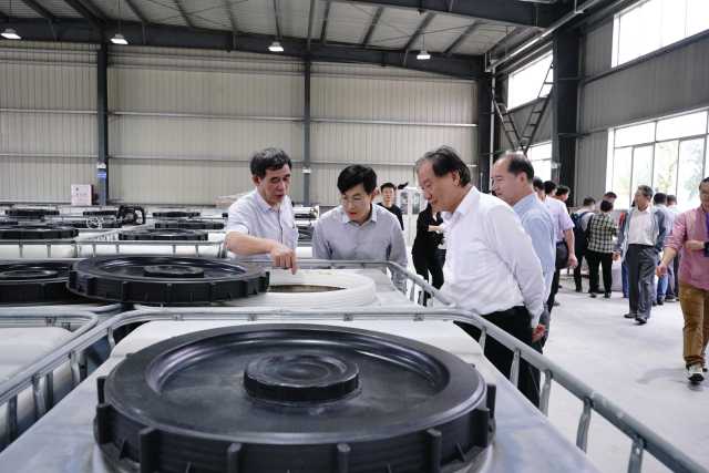 海峡两岸农研院院长刘成（左一）向院士、专家等代表介绍产品