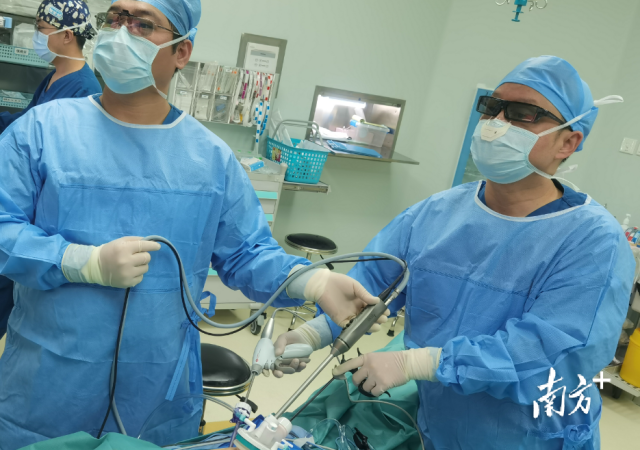单孔加1腹腔镜手术场景。  受访者供图