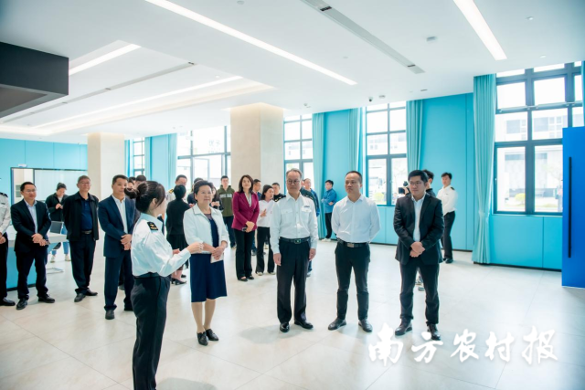 与会嘉宾参观海关综合技术中心基地检测实验室