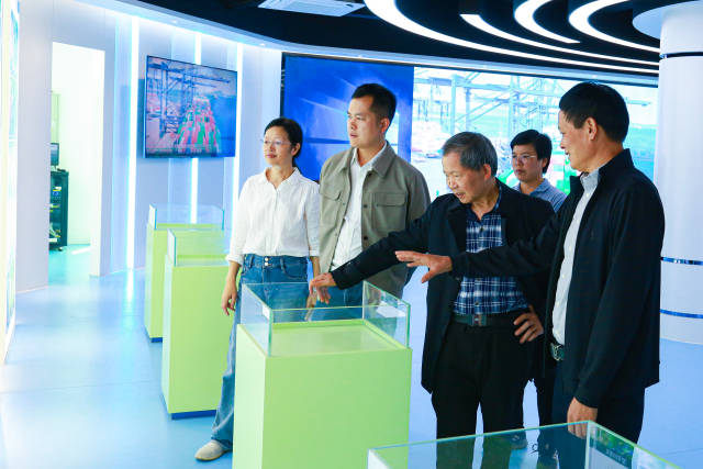 和利农董事长陈木溪向项目团队介绍和利农的各项优势