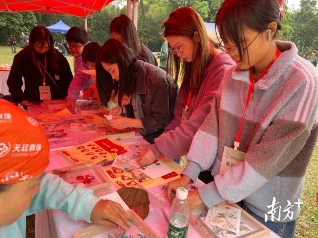 活动启动现场，市民正亲手制作属于自己的“生物多样性”拼贴画。