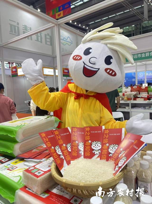 企业的品牌公仔吸引了来往游客的驻足。