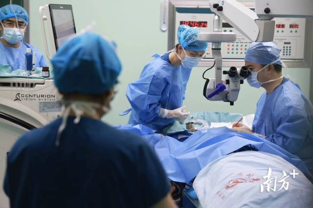  手术室内，“粤新光明行动”第1000例手术正在开展。
