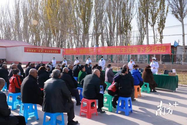 疏附县吾库萨克镇琼巴格村，广东援疆医生开展送医下乡活动。