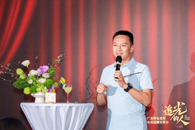 刘志嘉和特属于他的菠萝特调“找不着北”。