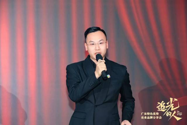 王泽锋与广东特色优势农产品因直播电商深深结缘。  