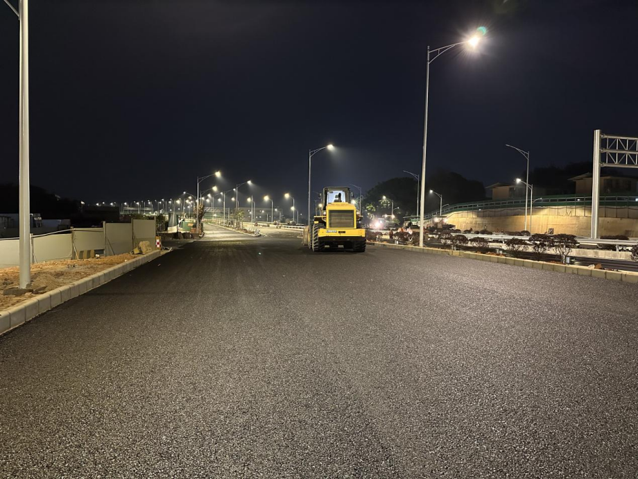 禅西大道北延线立交项目现场沥青路面施工。