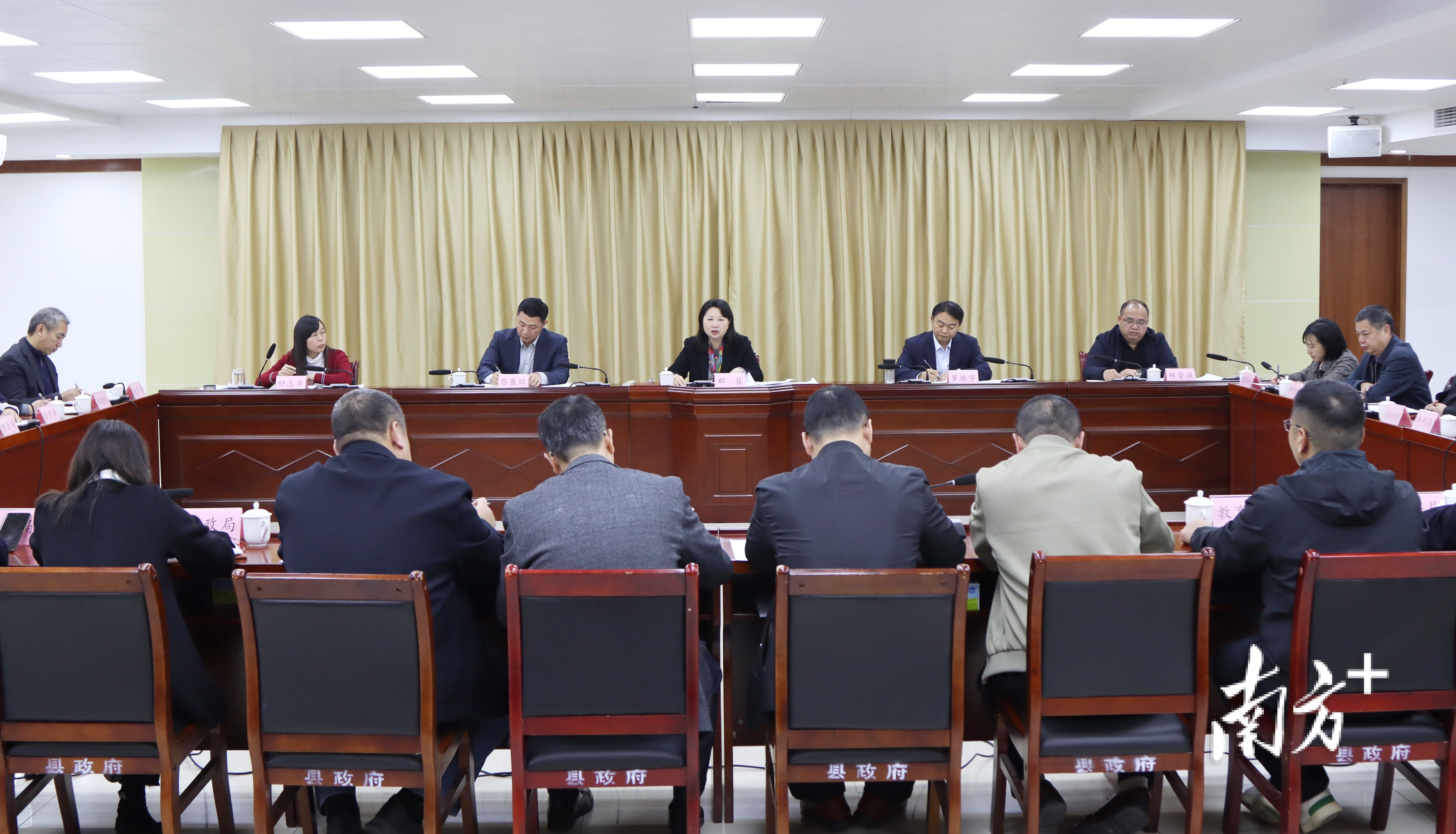 阳山县委书记邓菲主持召开县委书记专题会议。