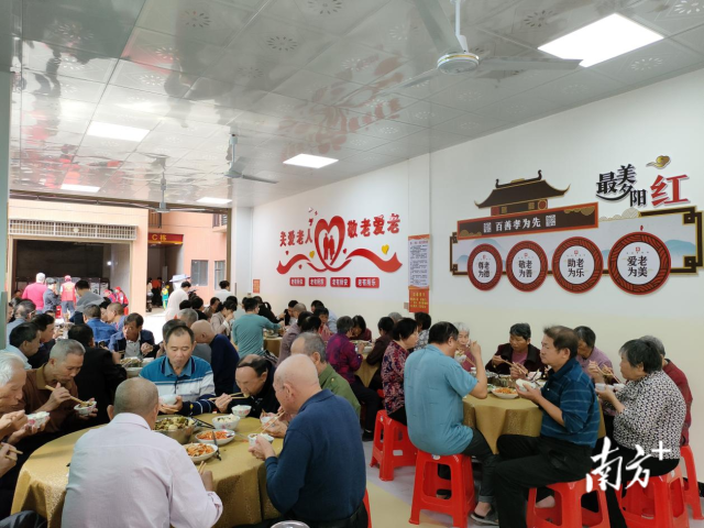梅州市推动“长者饭堂”建设，受到群众欢迎。受访者供图