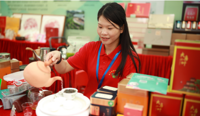 张丽华带着凤凰单丛参加各类展会提升知名度