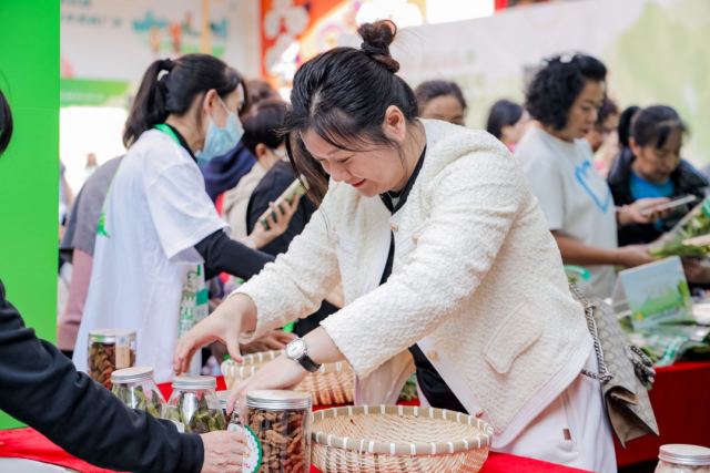 李欣在摊位前整理连州农产品