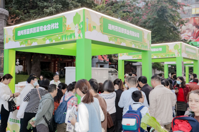 摊位前游客爆满