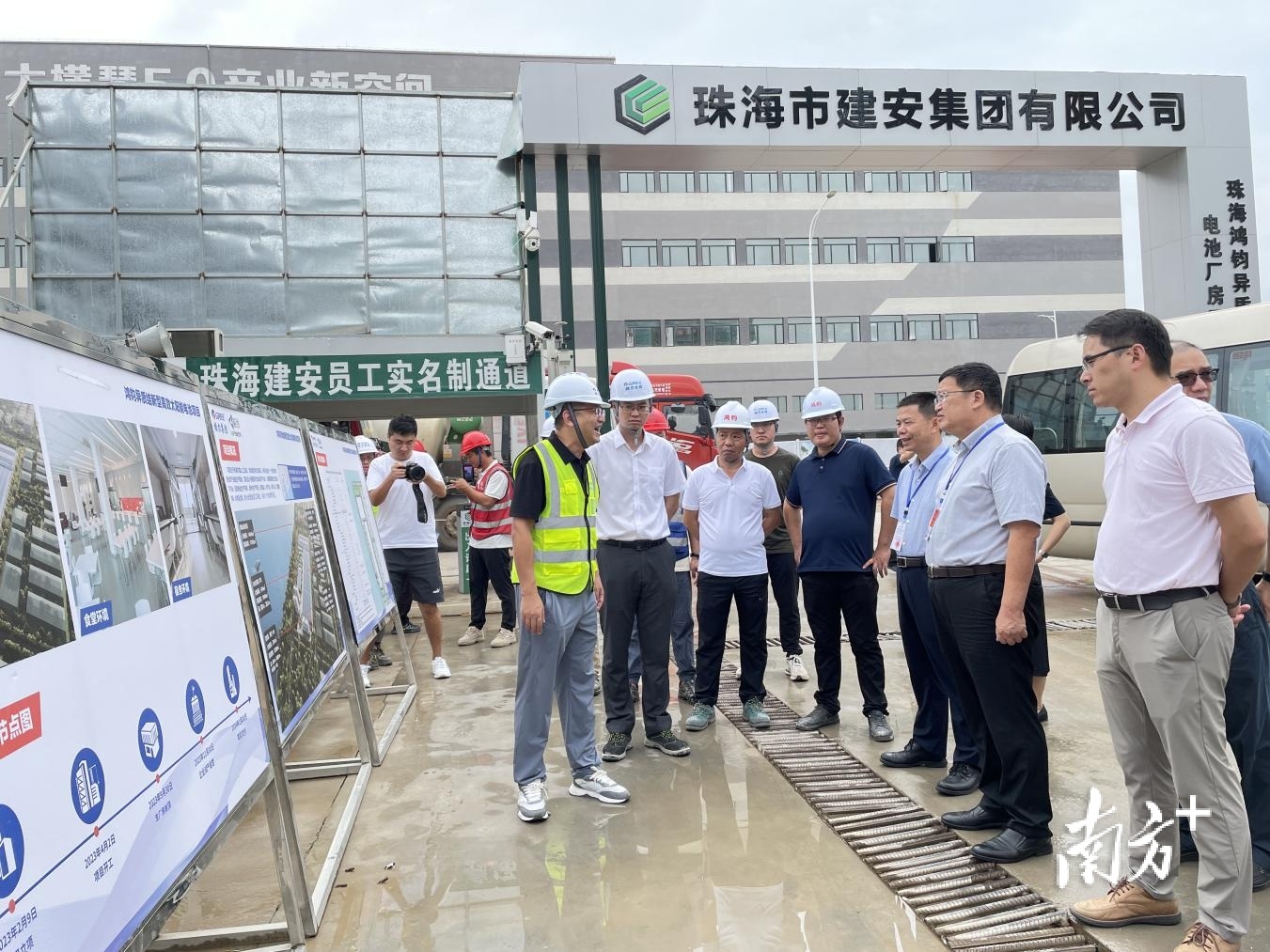 珠海市斗门区人大代表到富山工业园专题调研重点产业立柱项目投产建设情况。