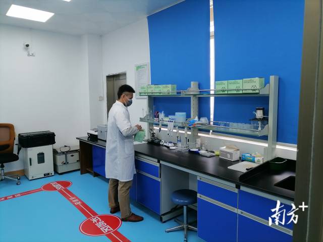 参观阳春陂面镇检测室