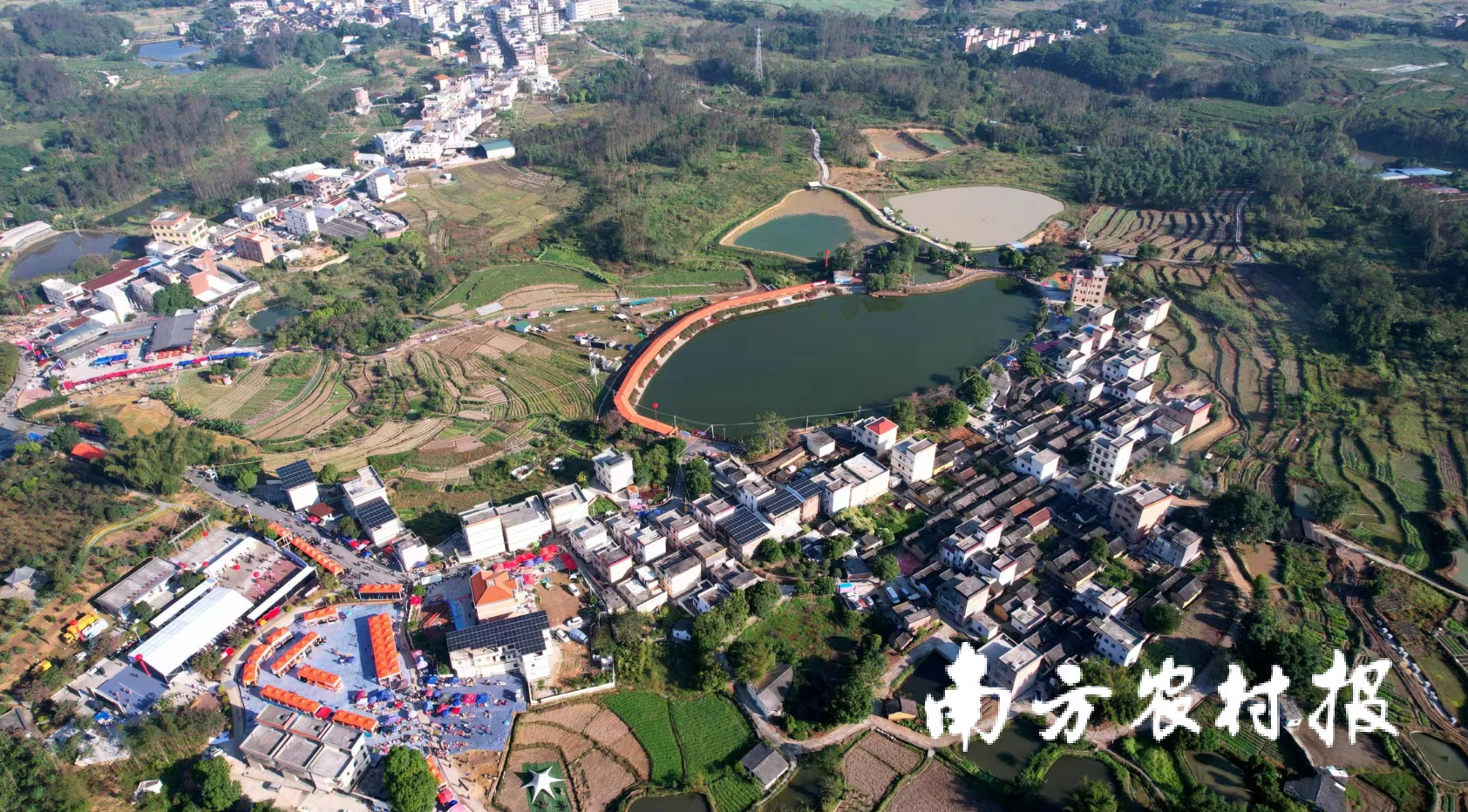 云浮市云城区第六届甘薯节暨村落子美食遨游季启动仪式举行地——云城区先锋镇大江头村落。彩云城及