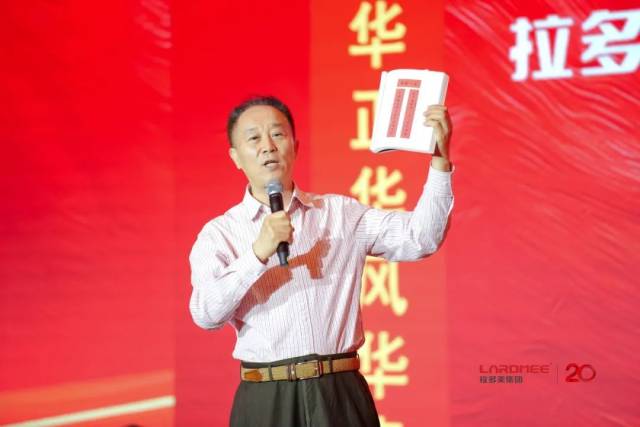 ▲中國腐植酸工業(yè)協(xié)會(huì)理事長曾憲成推介《幸福人家》新書