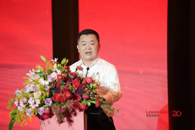 ▲遂溪縣人民政府副縣長劉桂興祝賀拉多美集團(tuán)成立20年