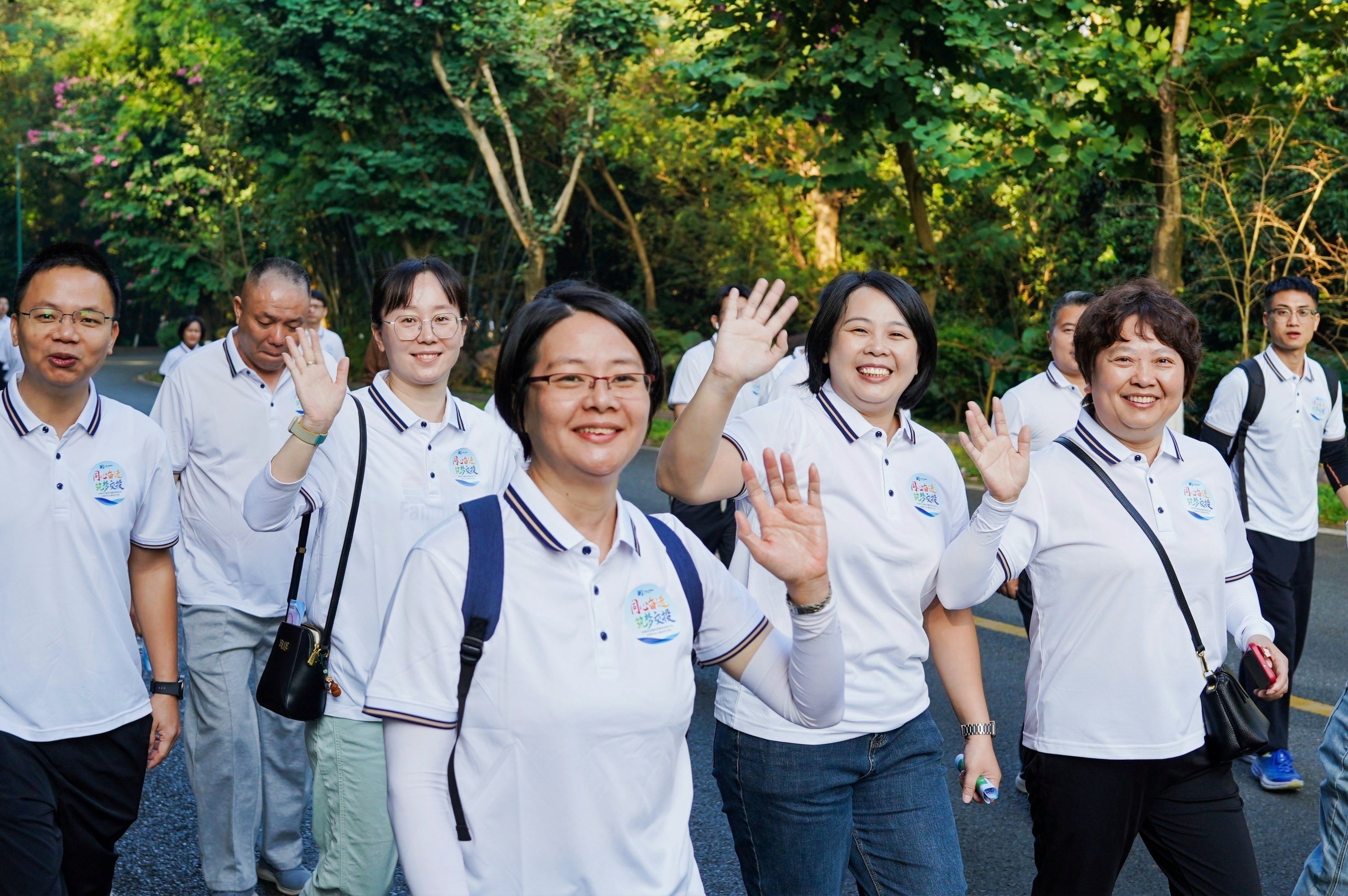 同心奋进!东莞交投集团举行39周年庆主题徒步活动_南方+_南方plus