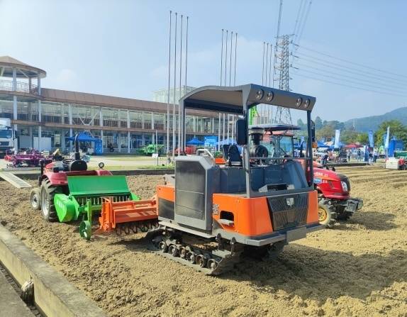 广东农装所的履带自走式旋耕机正在第二十二届广东种业大会现场进行演示