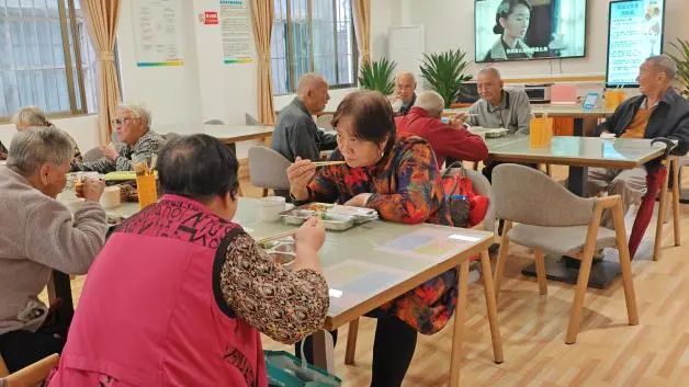 图为老人围坐一起,边吃饭边聊家常。 图为老人围坐一起,边吃饭边聊家常。