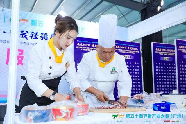 大厨在现场准备专家品鉴肉品。