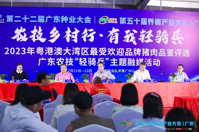 品鉴会现场专家评委品尝并打分。