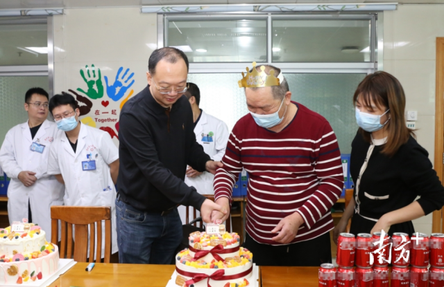 陈伯在医护陪伴下庆祝“心”生一周年。