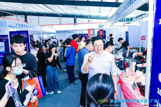 品鉴会现场氛围热烈。