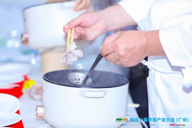 厨师为参展观众现场烹饪美食。