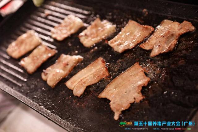 烤肉散发出诱人香味。