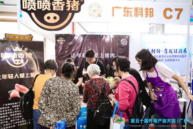 一家展商被食客团团围住。