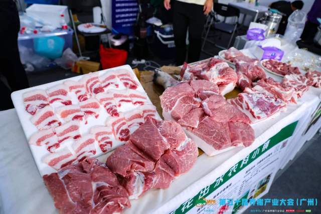参展企业带来的新鲜猪肉产品。