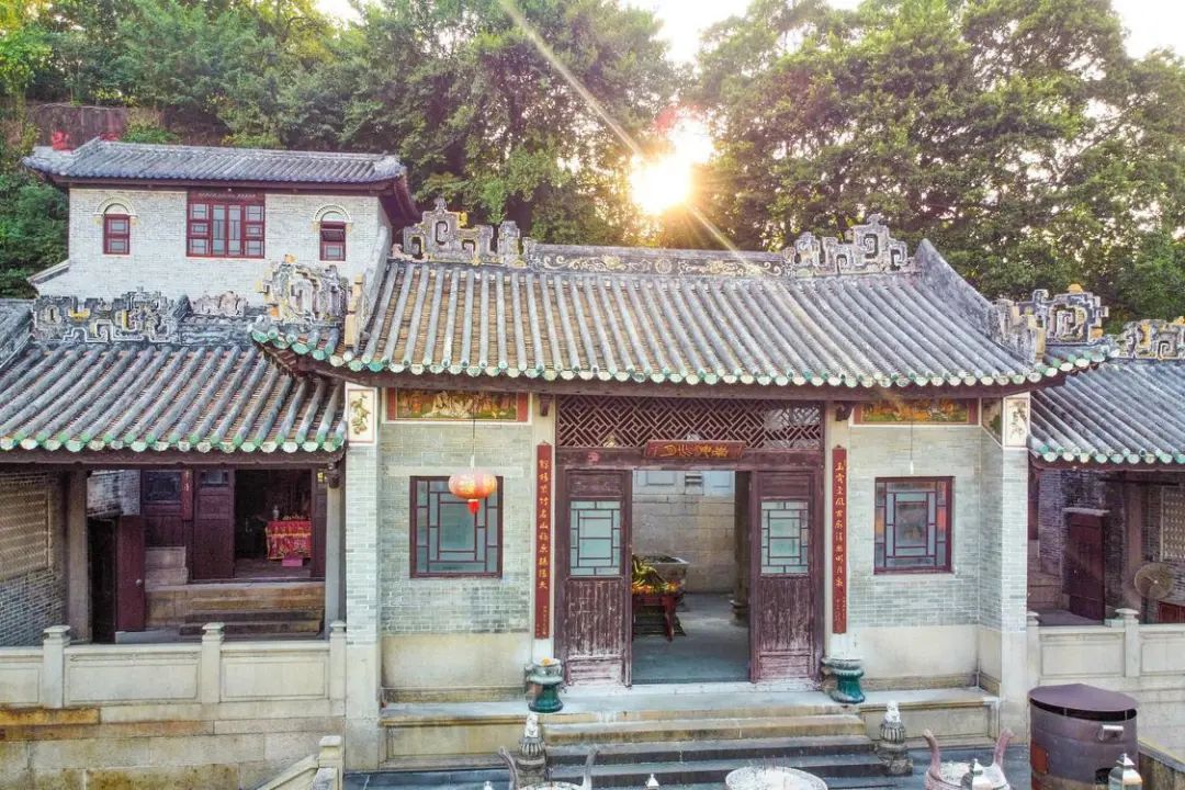 夕阳洒在古建上,别有风味。 夕阳洒在古建上,别有风味。