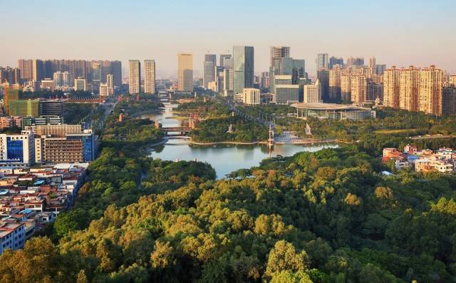 “城在林中、路在绿中、房在园中、人在景中”成为广东越来越多地方的实景，佛山千灯湖正是一个缩影。