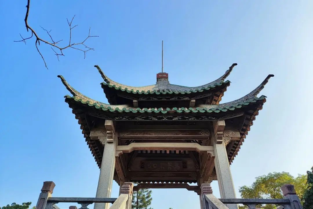 山不高,但山顶此亭很美。 山不高,但山顶此亭很美。