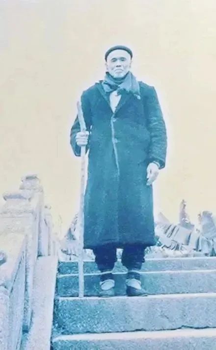崔尧吉在陈村古桥边留影