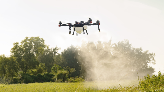 极飞 P60 农业无人飞机最大喷洒流量为 15 升每分钟