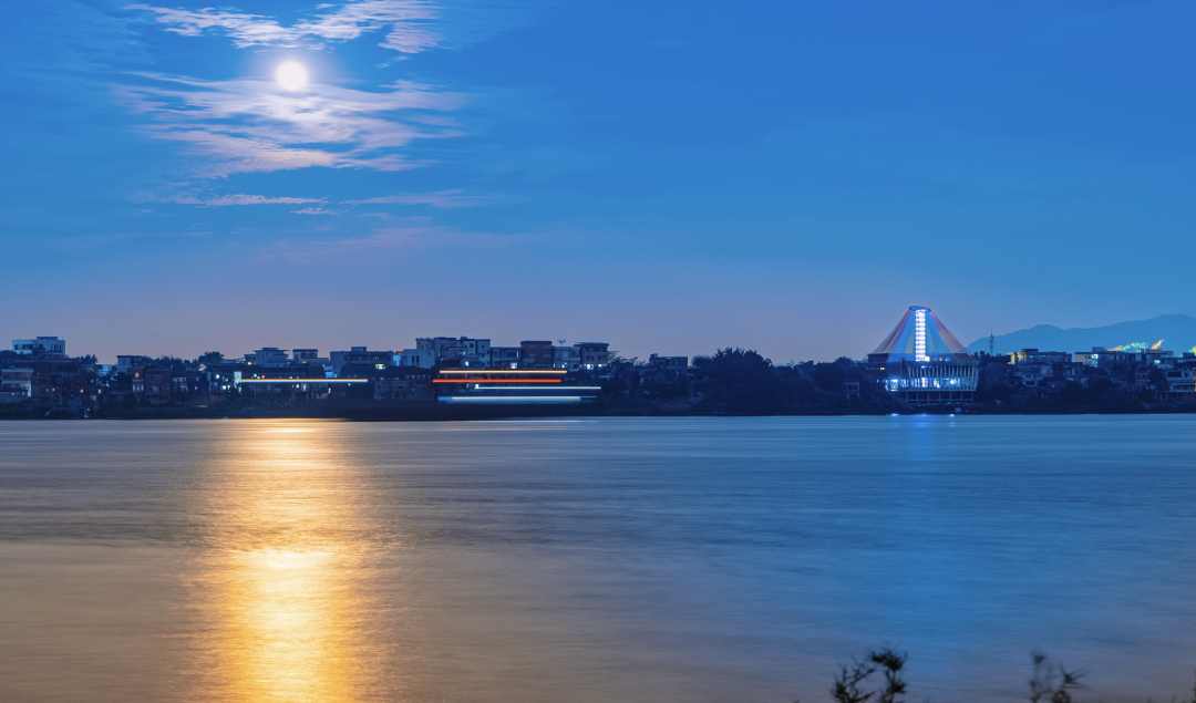 广东南海大地艺术节艺术装置《时间的灯塔》。李均良/摄