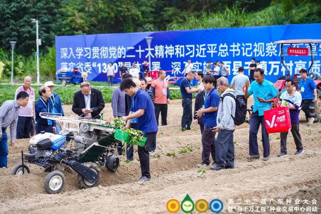 甘薯全程机械化展示，为薯农带来更加便捷的种植体验。